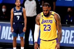 开云官网-湖人击败雷霆，詹皇独揽三双全队胜出