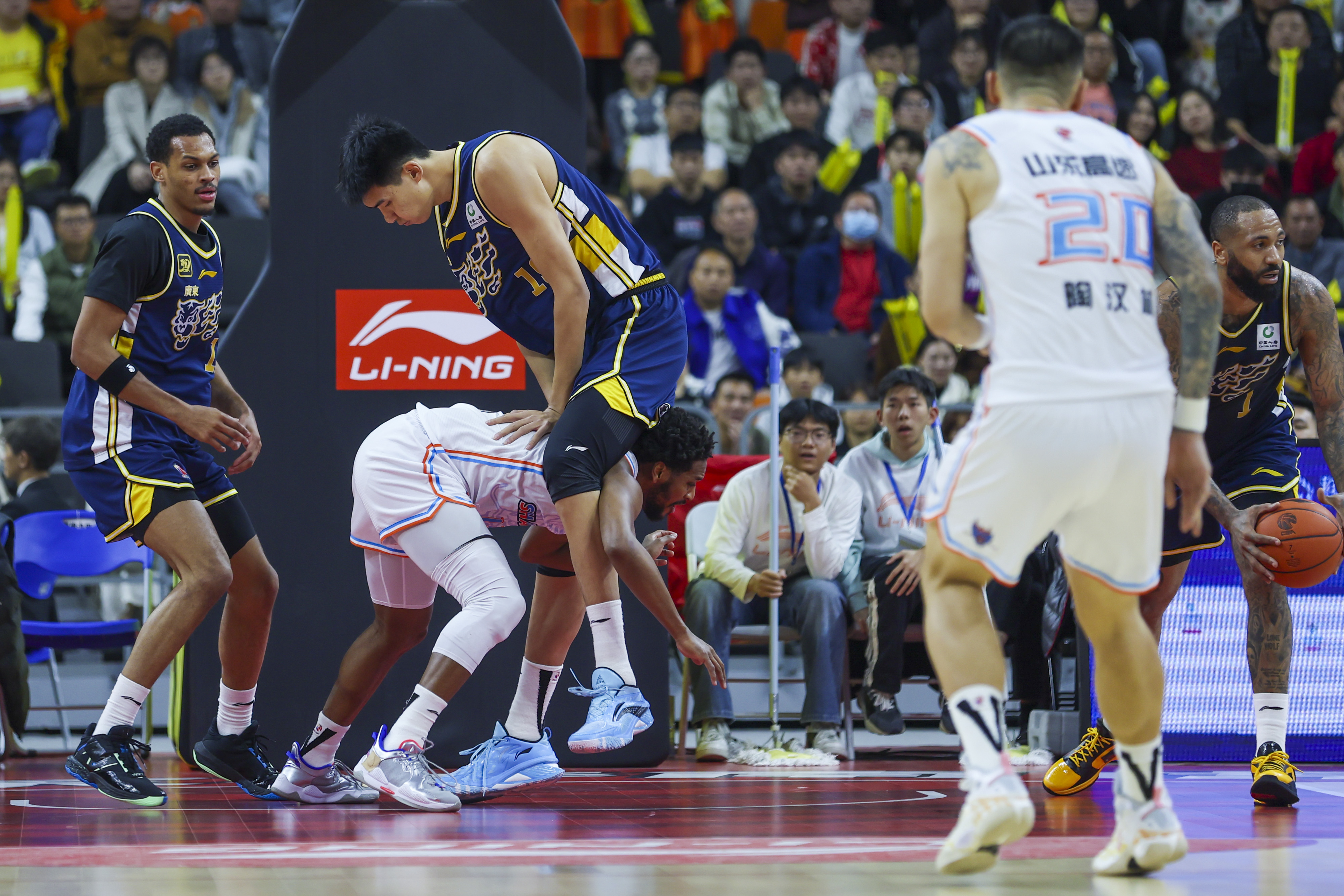 热血激情!球员奋力拼搏争取每分的简单介绍 热血激情!球员奋力拼搏争取每分的简单介绍