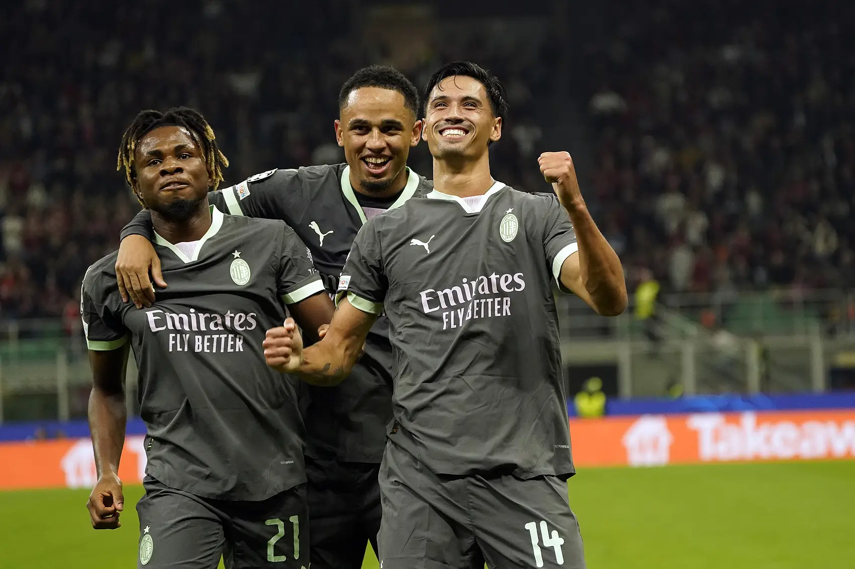 红蓝两队较量成为焦点比分不分上下 红蓝两队较量成为焦点比分不分上下