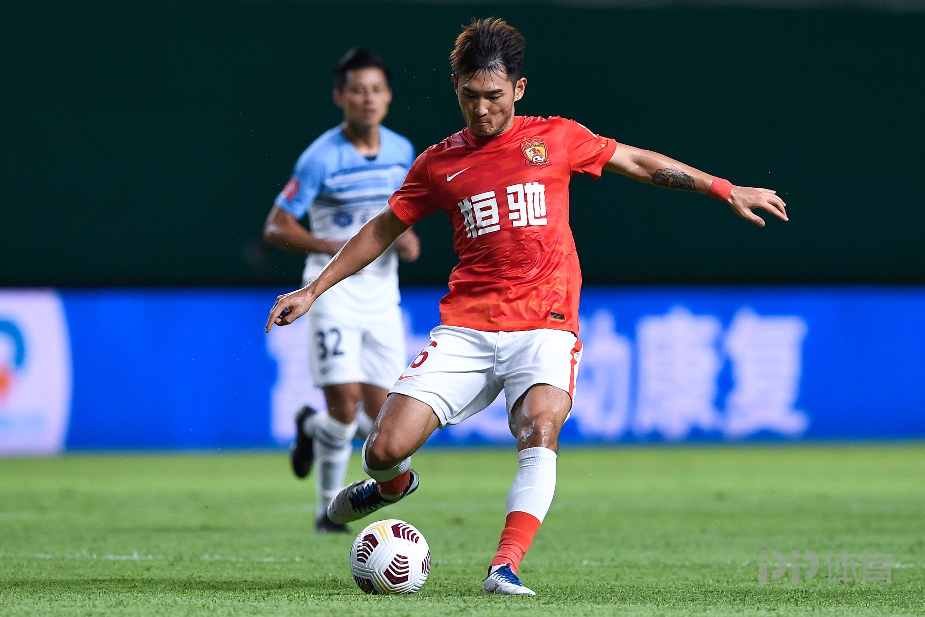 重庆队客场险胜青岛队,保持胜率稳定 重庆队客场险胜青岛队,保持胜率稳定