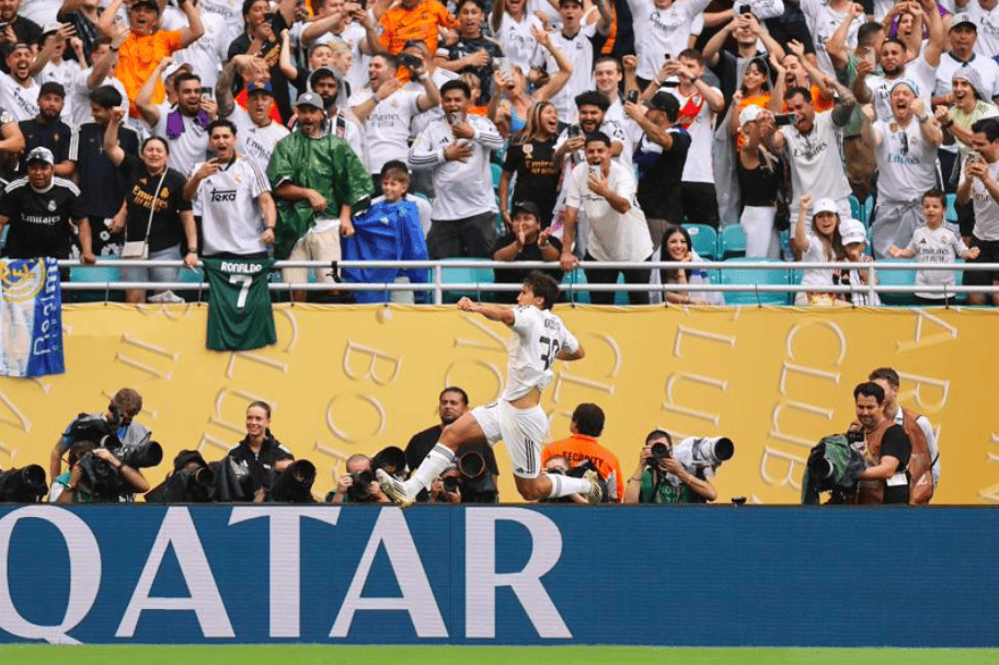 豪门球队巅峰对决，比赛激烈升级引人关注