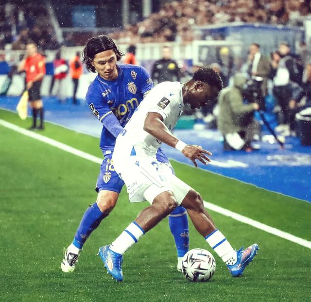 紧张瞬间:欧洲足球联赛争夺激烈的简单介绍 紧张瞬间:欧洲足球联赛争夺激烈的简单介绍