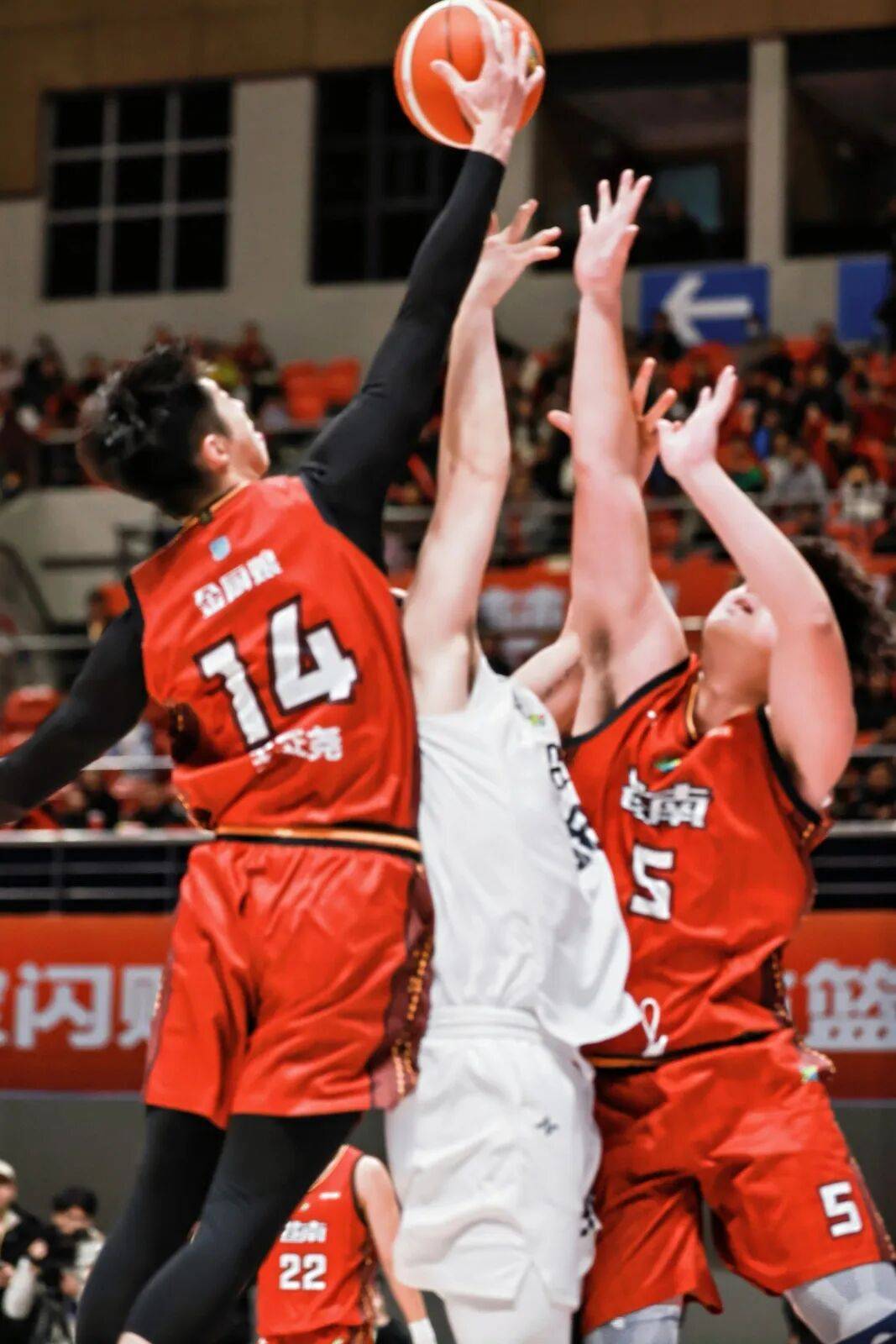 强强对决!球员们在重要比赛中展现出色技巧 强强对决!球员们在重要比赛中展现出色技巧