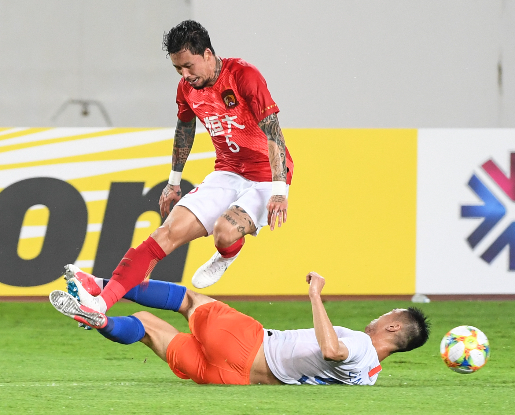 强强对决!球员们在重要比赛中展现出色技巧 强强对决!球员们在重要比赛中展现出色技巧