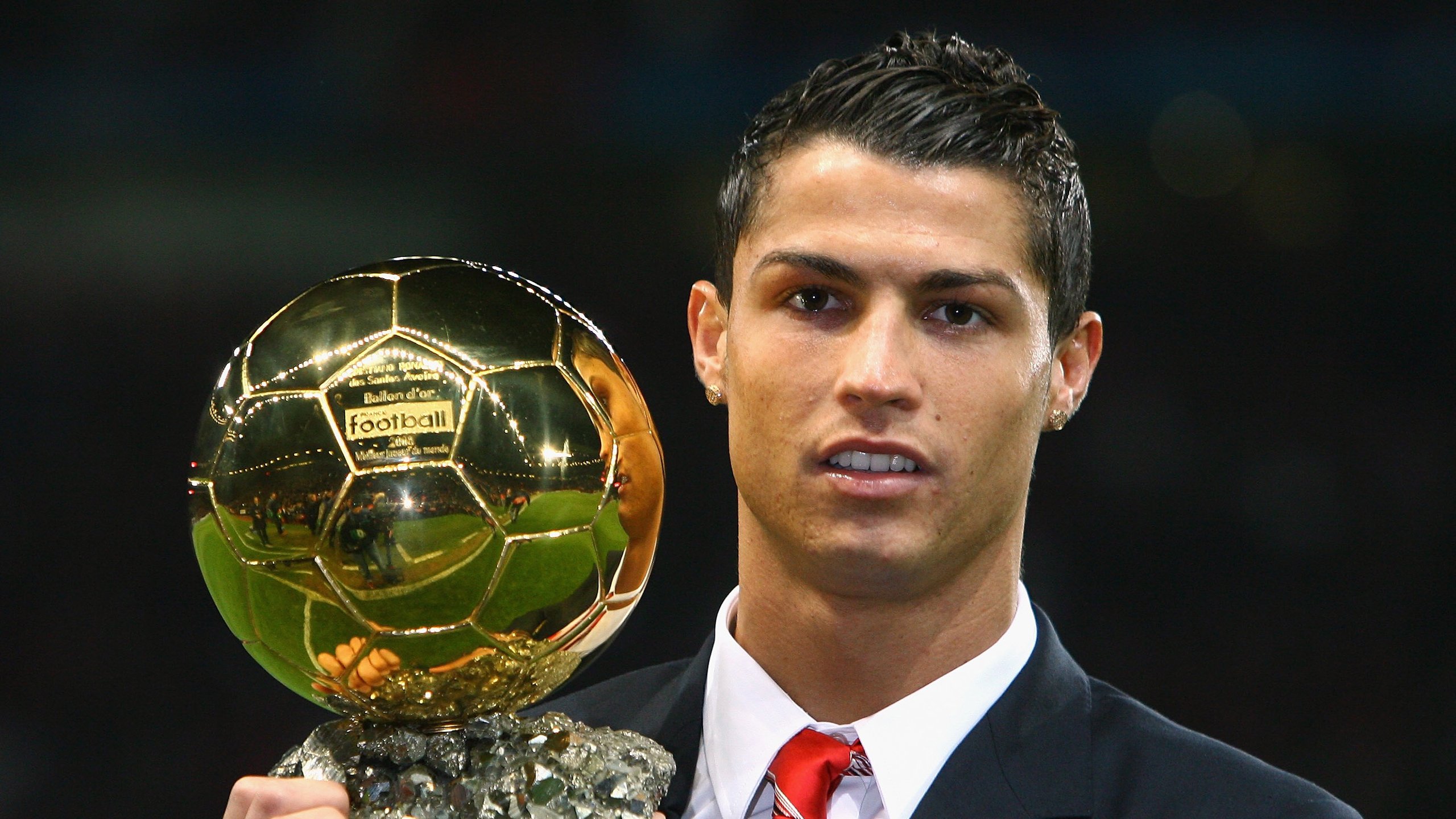 当足球传奇交错，从东决关键战到巴拉圭翻盘多特蒙德的启示